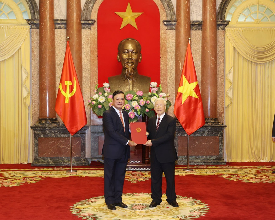 Tổng Bí thư, Chủ tịch nước Nguyễn Phú Trọng trao Quyết định cho các Đại sứ mới. (Ảnh: Trí Dũng/TTXVN)