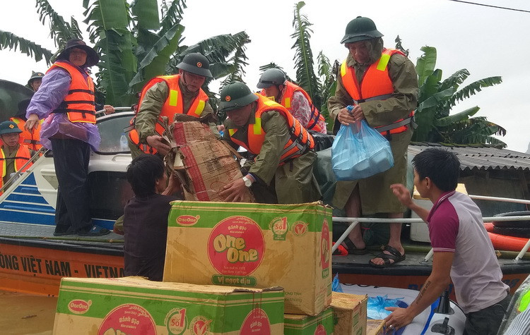 Vận chuyển hàng cứu trợ đến người dân vùng lũ. (Ảnh: TTXVN phát)