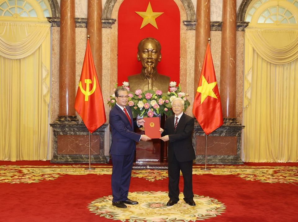 Tổng Bí thư, Chủ tịch nước Nguyễn Phú Trọng trao Quyết định cho các Đại sứ mới. (Ảnh: Trí Dũng/TTXVN)