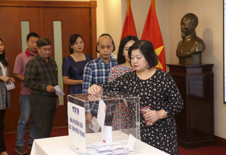 Cán bộ, viên chức Báo điện tử VietnamPlus tham gia quyên góp. (Ảnh: Tuấn Đức/TTXVN)