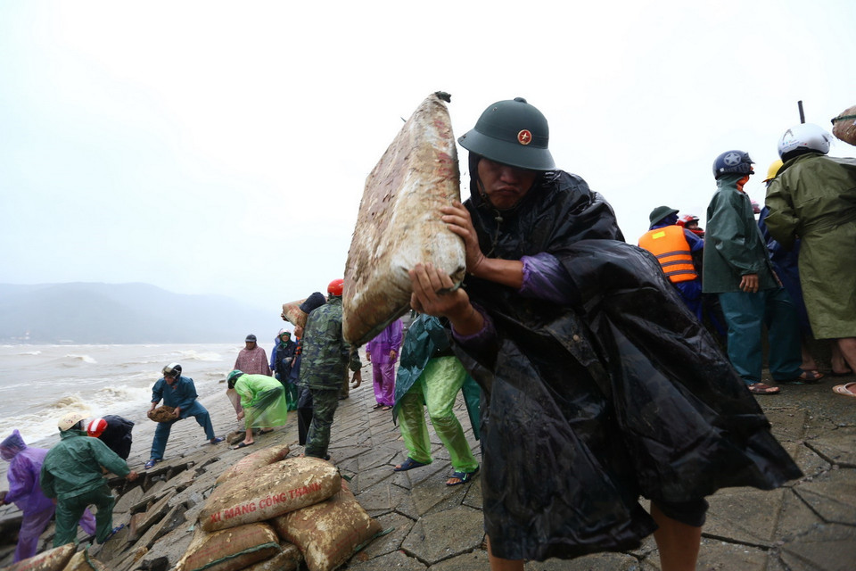 Lực lượng quân đội tham gia hỗ trợ khắc phục điểm sạt lở tại kè Cẩm Nhượng, huyện Cẩm Xuyên. (Ảnh: Minh Quyết/TTXVN)