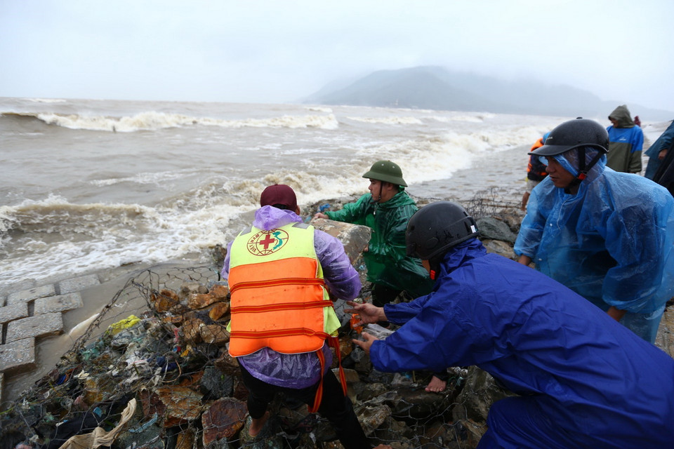  Rọ thép cùng đá to được dùng để khắc phục điểm sạt lở tại kè Cẩm Nhượng, huyện Cẩm Xuyên. (Ảnh: Minh Quyết/TTXVN)