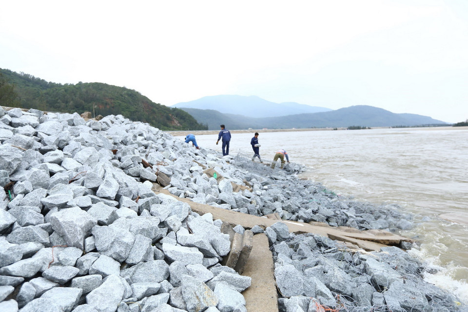 Tiếp tục gia cố đê biển xã Thịnh Lộc, huyện Lộc Hà. (Ảnh: Minh Quyết/TTXVN)