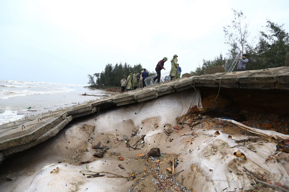 Điểm sạt lở tại đê biển xã Thịnh Lộc Hà. (Ảnh: Minh Quyết/TTXVN)