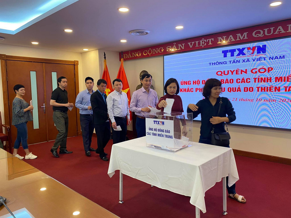Cán bộ, viên chức Báo điện tử VietnamPlus tham gia quyên góp. (Ảnh: Vietnam+)