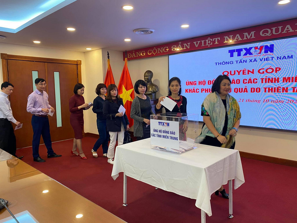 Cán bộ, viên chức Báo điện tử VietnamPlus tham gia quyên góp. (Ảnh: Vietnam+)