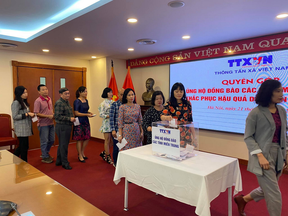 Cán bộ, viên chức Báo điện tử VietnamPlus tham gia quyên góp. (Ảnh: Vietnam+)