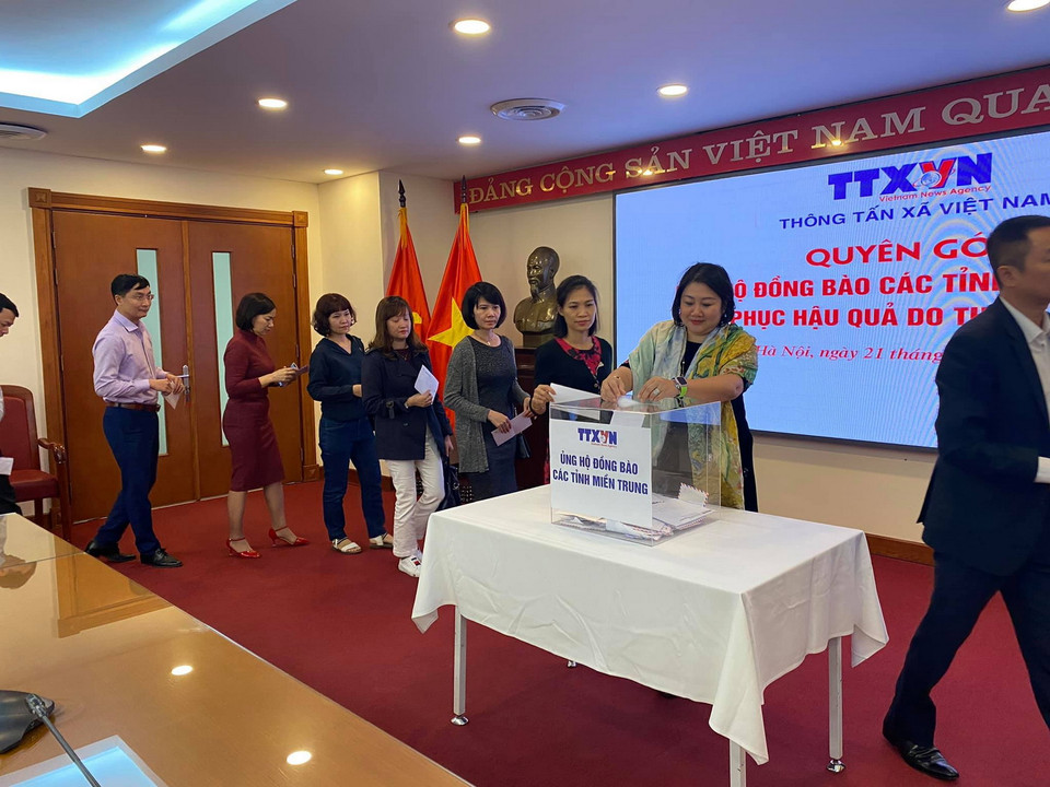 Cán bộ, viên chức Báo điện tử VietnamPlus tham gia quyên góp. (Ảnh: Vietnam+)