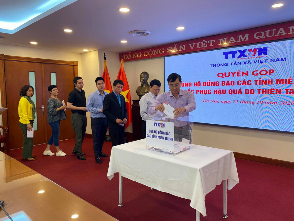 Cán bộ, viên chức Báo điện tử VietnamPlus tham gia quyên góp. (Ảnh: Vietnam+)