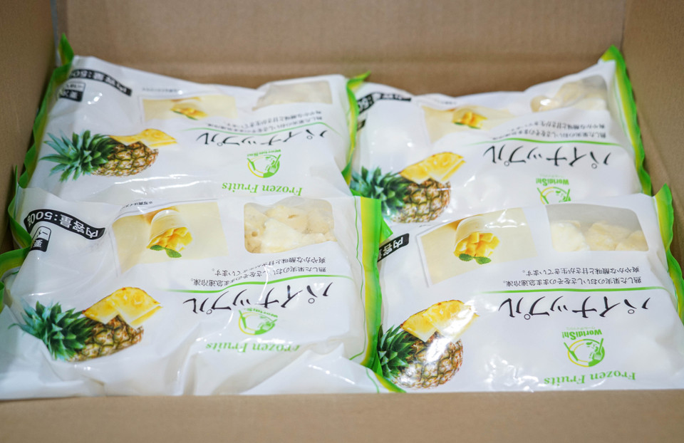 Những gói dứa thành phẩm sẽ được xuất khẩu sang nhiều thị trường khác nhau với giá khoảng 1USD/1 túi 500gr. (Ảnh: Lâm Phan/Vietnam+)