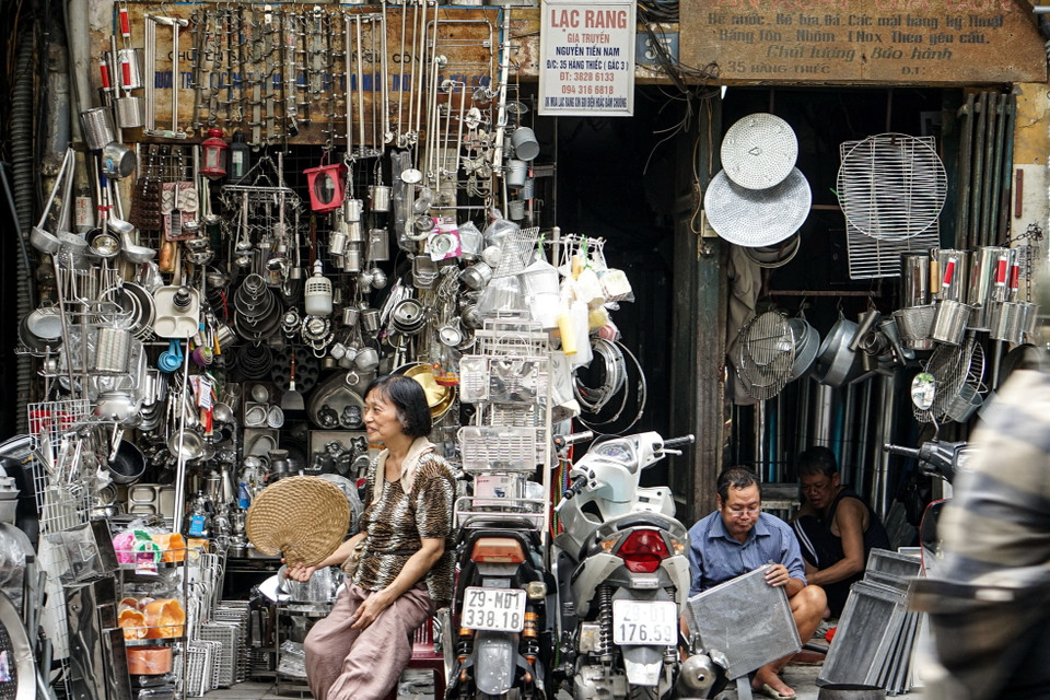 Phố Hàng Thiếc, phường Hàng Gai, quận Hoàn Kiếm, Hà Nội, là một trong những phố nghề với sản phẩm đặc trưng của Hà Nội xưa và vẫn còn tồn tại đến ngày nay. (Ảnh: Khánh Hòa/TTXVN)