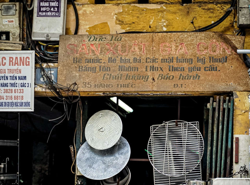 Biển hiệu của một cửa hàng trên phố Hàng Thiếc mang nhiều dấu ấn thời gian. (Ảnh: Khánh Hòa/TTXVN)