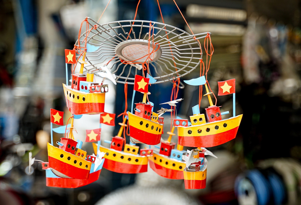 Tàu thủy sắt tây chạy bằng dầu hỏa là một mặt hàng đặc trưng của phố Hàng Thiếc bày bán mỗi dịp Tết Trung Thu. (Ảnh: Khánh Hòa/TTXVN)