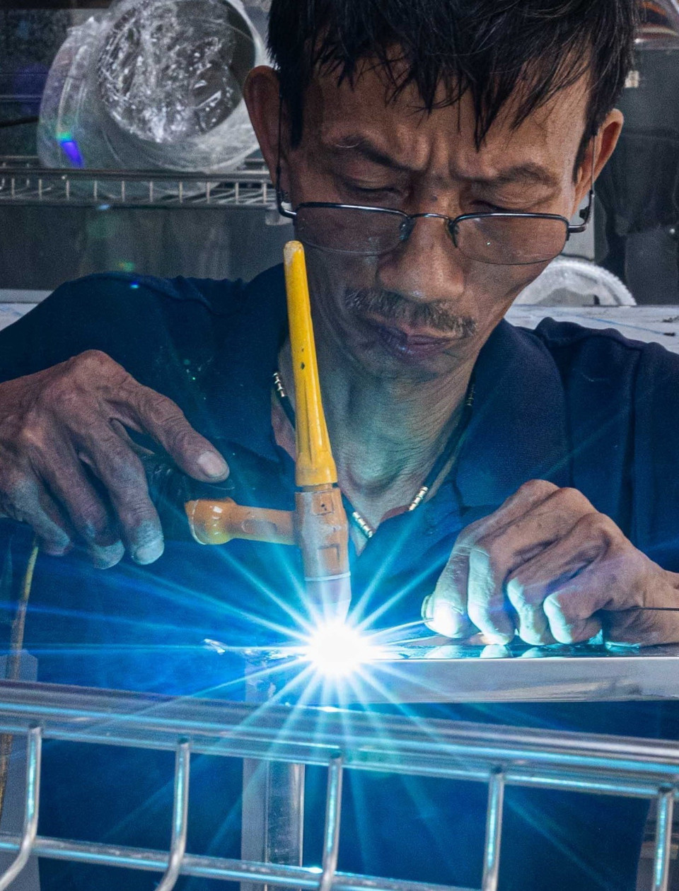 Các sản phẩm gia dụng bằng inox được thị trường đón nhận. (Ảnh: Hoàng Hiếu/TTXVN)