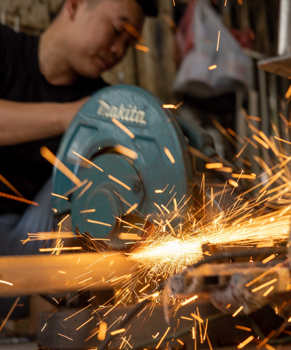 Máy móc hiện đại góp phần hỗ trợ công sức cho những người thợ thủ công Hàng Thiếc. (Ảnh: Hoàng Hiếu/TTXVN)