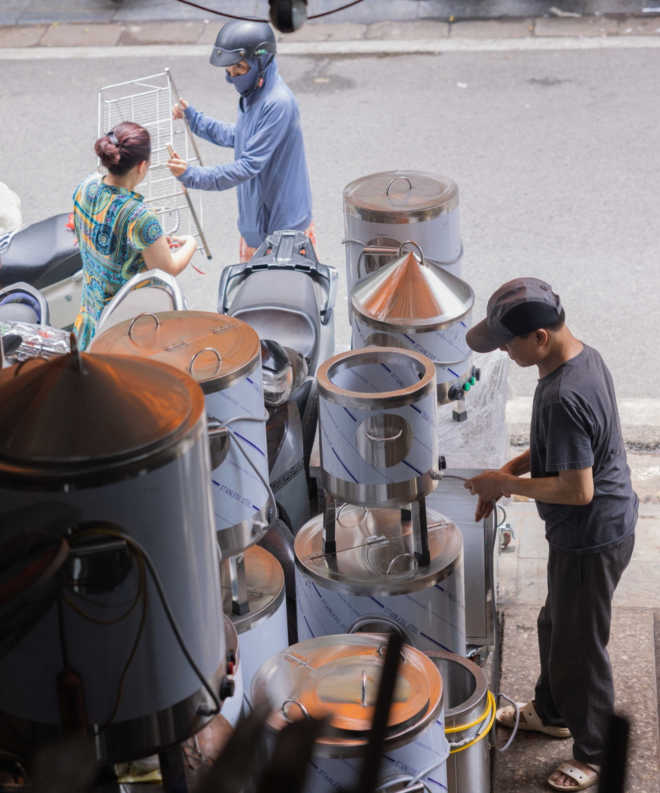 Các mặt hàng được sản xuất trên phố Hàng Thiếc đang thay đổi từng ngày để phù hợp với nhu cầu khách tiêu dùng. (Ảnh: Hoàng Hiếu/TTXVN)