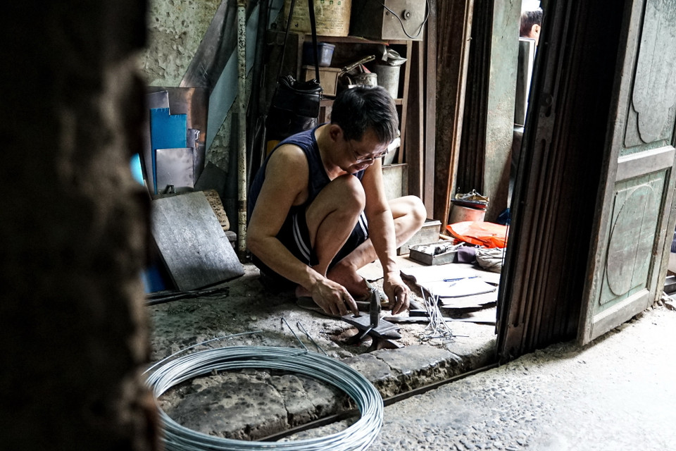 Thời gian trôi đi, phố Hàng Thiếc hôm nay dù đã có nhiều đổi thay, những tiếng búa gõ, tiếng gò hàn vẫn đều đều gắn liền với người dân con phố này. (Ảnh: Khánh Hòa/TTXVN)