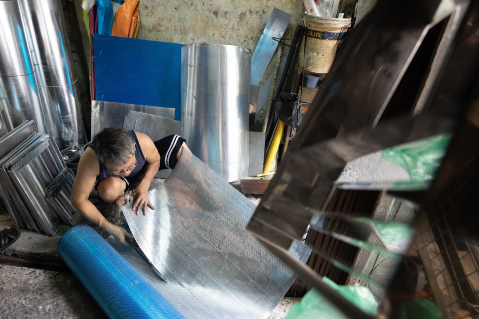 Người thợ thủ công tại 35 Hàng Thiếc vẫn hằng ngày gắn bó với nghề truyền thống. (Ảnh: Khánh Hòa/TTXVN)