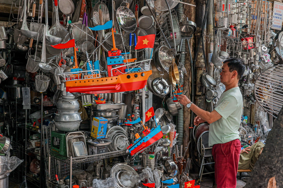 Hàng hóa tiêu dùng được bày bán trên phố Hàng Thiếc chủ yếu từ vật liệu inox và tôn. (Ảnh: Hoàng Hiếu/TTXVN)