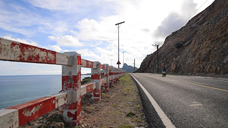 Với chiều dài khoảng 25km bao quanh khu vực phía Nam hòn đảo, đây được xem là cung đường đẹp, giữ nguyên vẹn vẻ hoang sơ trong các tuyến đường ven biển của Việt Nam. (Ảnh: Lâm Phan/Vietnam+)