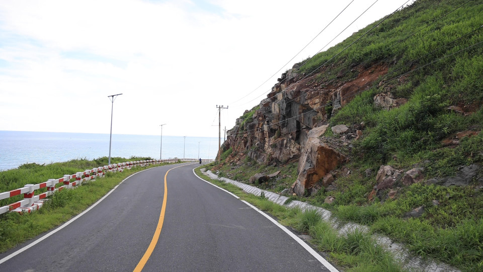 Một trong những điểm du lịch không thể bỏ qua khi đến với Côn Đảo đó là cung đường ven biển trên đảo chính - Côn Sơn. (Ảnh: Lâm Phan/Vietnam+)