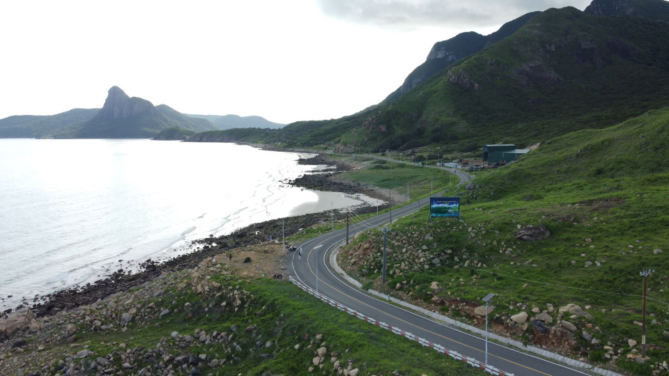 Cung đường uốn lượn tạo ra nhiều điểm 'check in' tuyệt vời cho du khách. (Ảnh: Lâm Phan/Vietnam+)