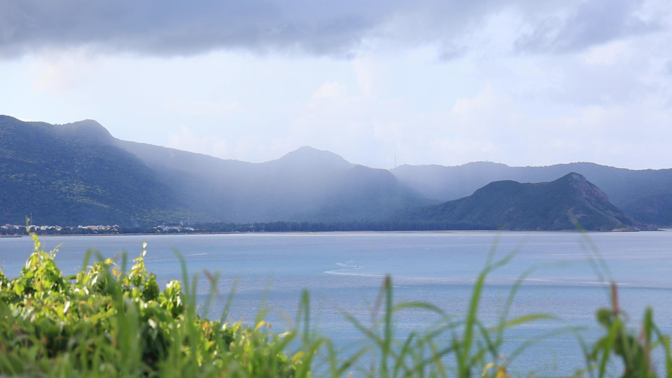 Nếu may mắn, khi thưởng lãm khung cảnh trên cung đường, du khách có thể bắt gặp một trận mưa ở phía bên kia đảo, trong khi phần còn lại của đảo thời tiết vẫn trong xanh. (Ảnh: Hoàng Đạt/Vietnam+)