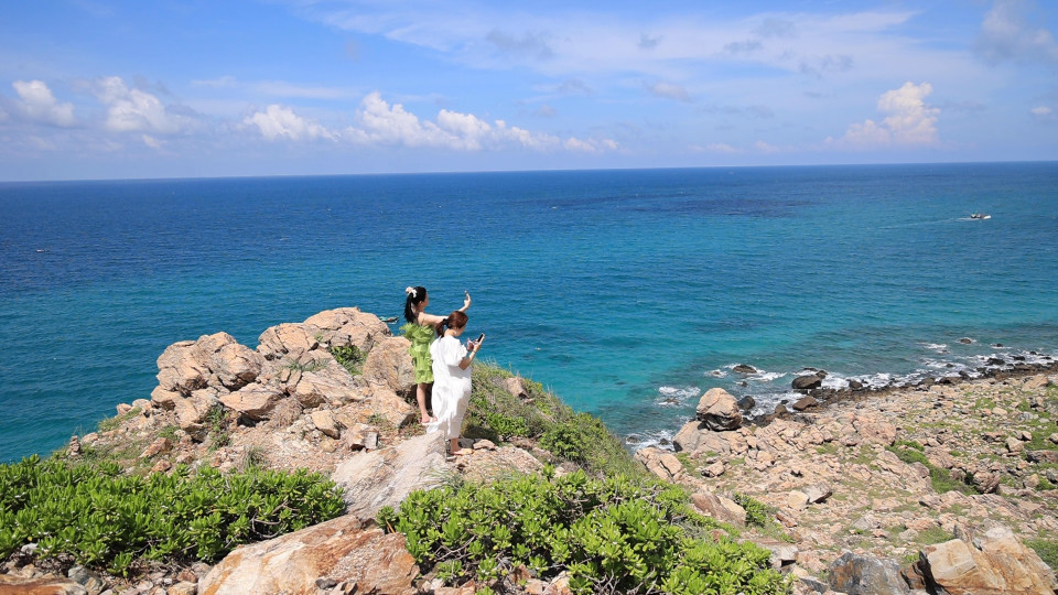 Nhiều du khách vô cùng thích thú trước vẻ đẹp hoang sơ của Côn Đảo. (Ảnh: Lâm Phan/Vietnam+)