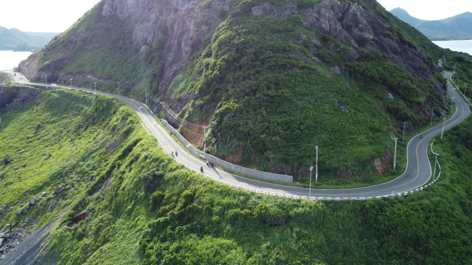 Cung đường uốn lượn tạo ra nhiều điểm 'check in' tuyệt vời cho du khách. (Ảnh: Hoàng Đạt/Vietnam+)