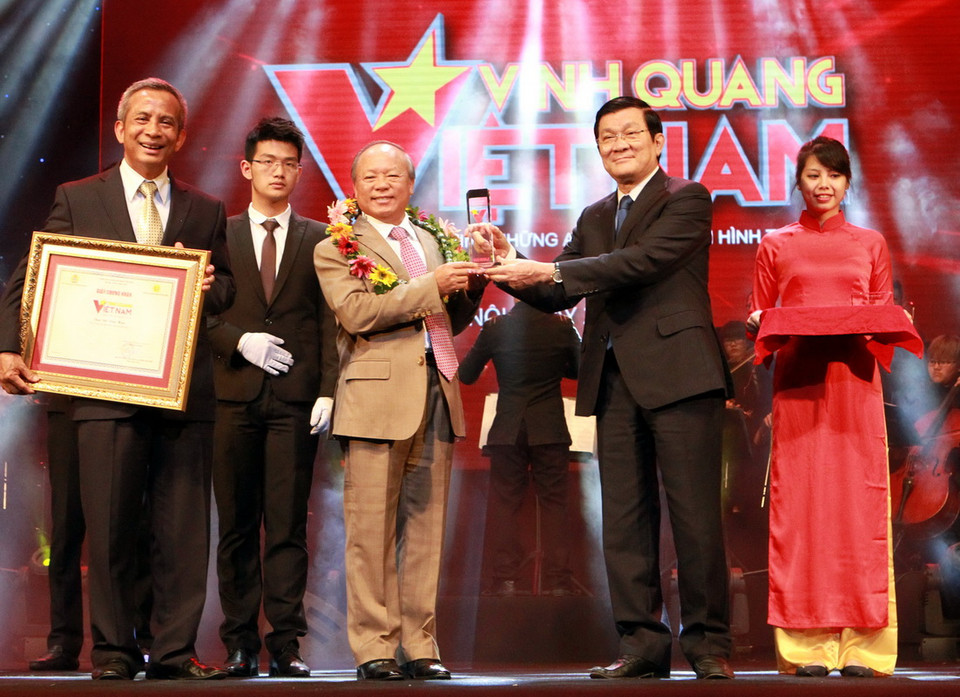  Chủ tịch nước Trương Tấn Sang tặng cúp cho các tập thể và cá nhân được tôn vinh. (Ảnh: Nguyễn Khang/TTXVN)