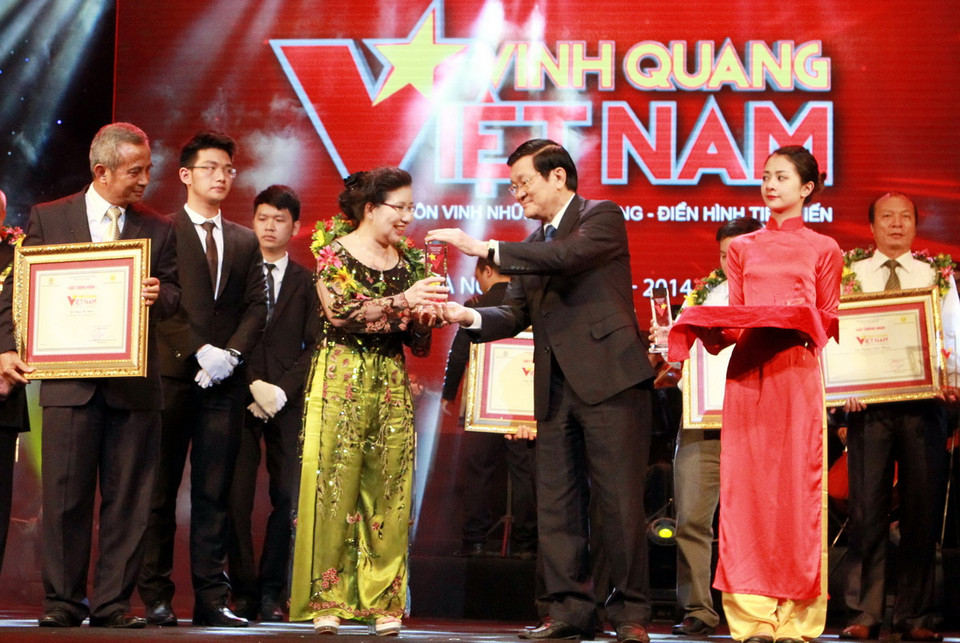  Chủ tịch nước Trương Tấn Sang tặng cúp cho các tập thể và cá nhân được tôn vinh. (Ảnh: Nguyễn Khang/TTXVN)