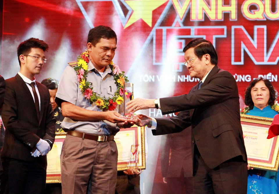 Chủ tịch nước Trương Tấn Sang tặng cúp cho đồng chí Phạm Minh Sơn, Phó Chi đội trưởng Chi đội Kiểm ngư số 3, Vùng 2. (Ảnh: Nguyễn Khang/TTXVN)