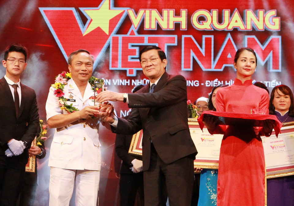  Chủ tịch nước Trương Tấn Sang tặng cúp cho các tập thể và cá nhân được tôn vinh. (Ảnh: Nguyễn Khang/TTXVN)