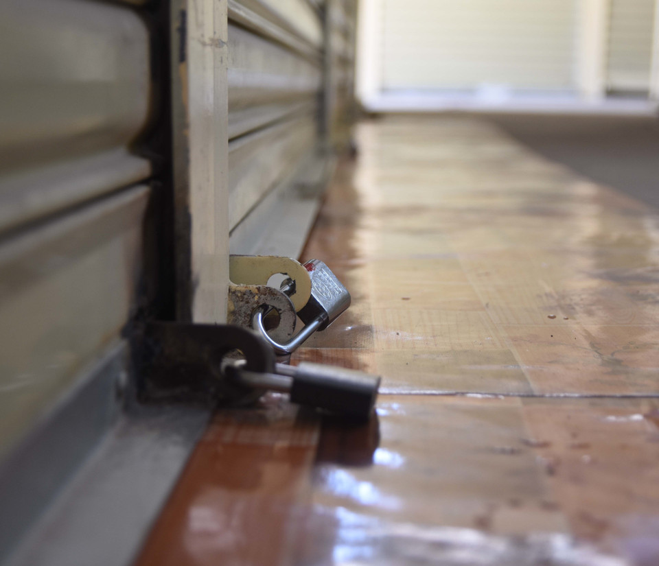 Nhiều kiốt trong chợ mới ở khu dân cư khóm 4, phường 4, thành phố Cà Mau đóng cửa vì ế khách. (Ảnh: Huỳnh Anh/TTXVN)