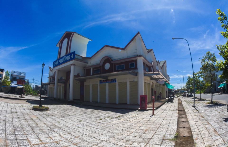 Đã gần 4 tháng kể từ khi chợ mới được đưa vào hoạt động nhưng nhiều tiểu thương không chịu vào mua bán mà vẫn cố bám trụ ở chợ cũ bất chấp những nỗ lực di dời từ ngành chức năng. (Ảnh: Huỳnh Anh/TTXVN)