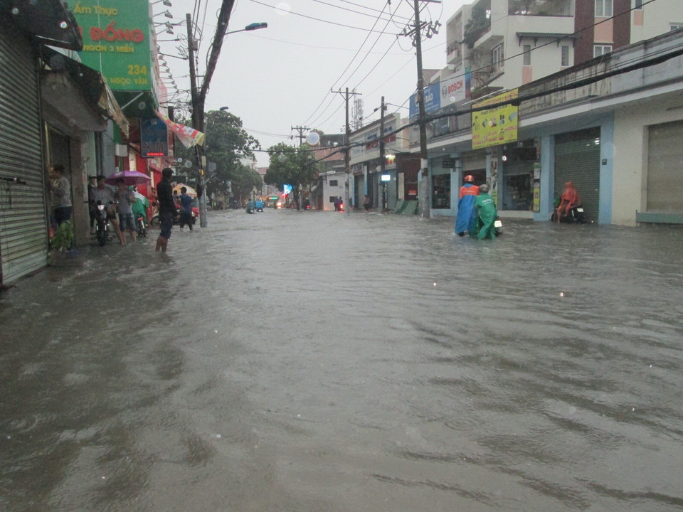 Nhiều tuyến đường trong khu dân cư bị ngập sâu trong nước. (Ảnh: TTXVN phát)