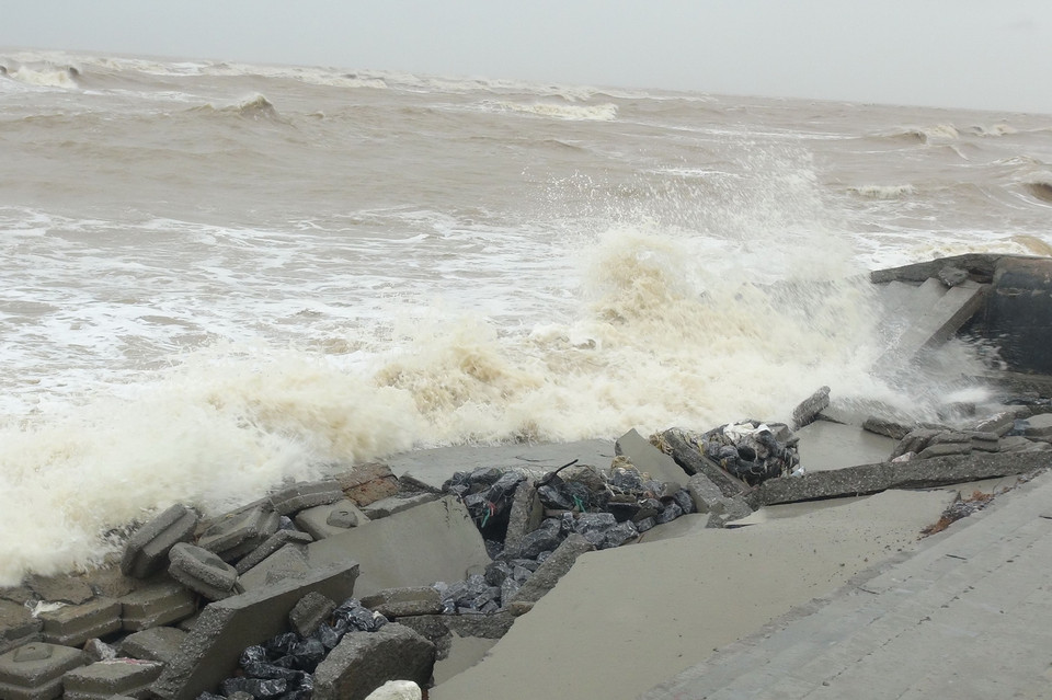 Tuyến kè biển vừa được hoàn thành và đang chuẩn bị các thủ tục bàn giao nhưng đã bị sóng đánh tan hoang. (Ảnh: Đức Thọ/TTXVN)