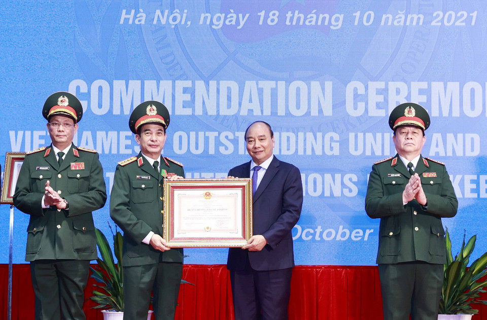  Chủ tịch nước Nguyễn Xuân Phúc trao Huân chương Bảo vệ Tổ quốc hạng Nhất, Nhì và Huân chương Lao động hạng Ba cho các cá nhân. (Ảnh: Thống Nhất/TTXVN)