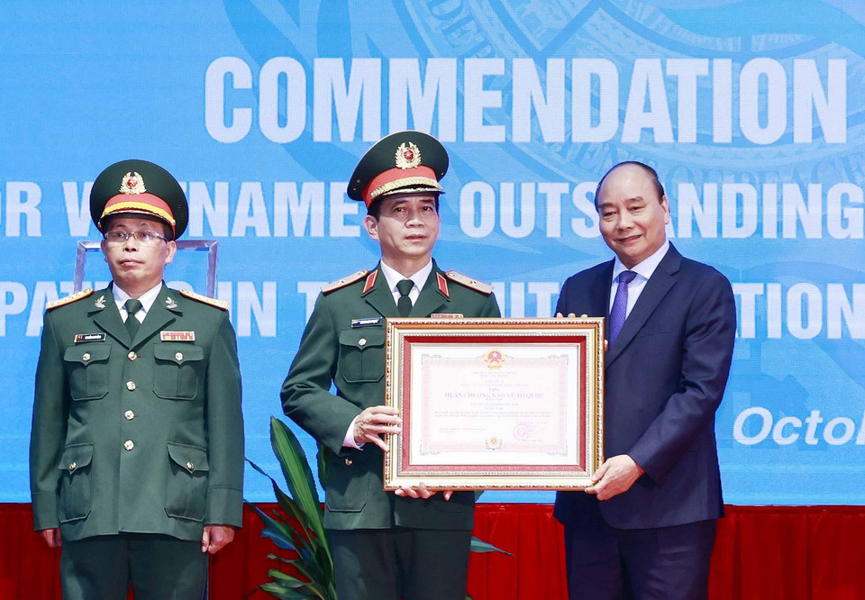  Chủ tịch nước Nguyễn Xuân Phúc trao Huân chương Bảo vệ Tổ quốc hạng Nhì cho Cục Gìn giữ Hòa bình Việt Nam. (Ảnh: Thống Nhất/TTXVN)
