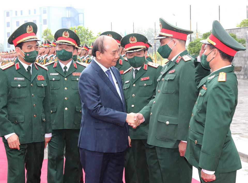  Chủ tịch nước Nguyễn Xuân Phúc với các đại biểu tham dự buổi lễ. (Ảnh: Trọng Đức/TTXVN)