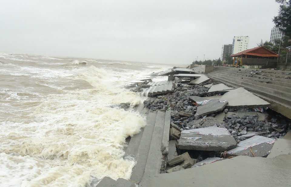 Đây cũng là lần thứ hai kè biển này bị sóng đánh tan hoang kể từ tháng 10/2020. (Ảnh: Đức Thọ/TTXVN)
