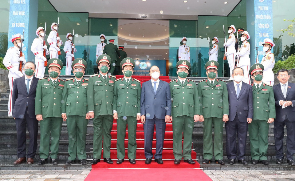  Chủ tịch nước Nguyễn Xuân Phúc chụp ảnh với các đại biểu tham dự buổi lễ. (Ảnh: Trọng Đức/TTXVN)