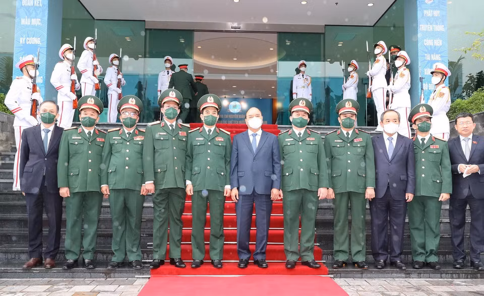  Chủ tịch nước Nguyễn Xuân Phúc chụp ảnh với các đại biểu tham dự buổi lễ. (Ảnh: Trọng Đức/TTXVN)