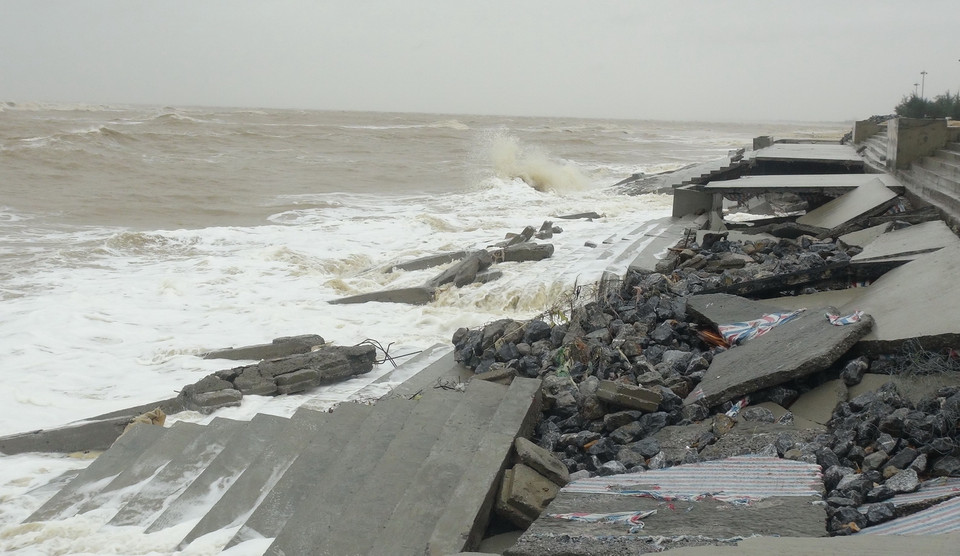 Kè Nhật Lệ bị sóng biển đánh sập hàng trăm mét, thân kè bị đứt gãy, nhiều mảng bêtông lớn bị sập lún, gãy đổ kê lên nhau ngổn ngang gây nguy hại đến các hộ kinh doanh tại đây. (Ảnh: Đức Thọ/TTXVN)