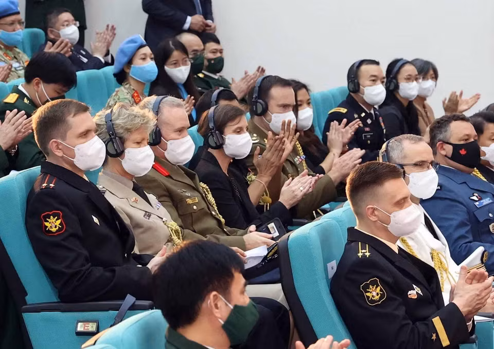  Đại diện thường trú Liên hợp quốc và các cơ quan ngoại giao tại Việt Nam tham dự buổi lễ. (Ảnh: Thống Nhất/TTXVN)