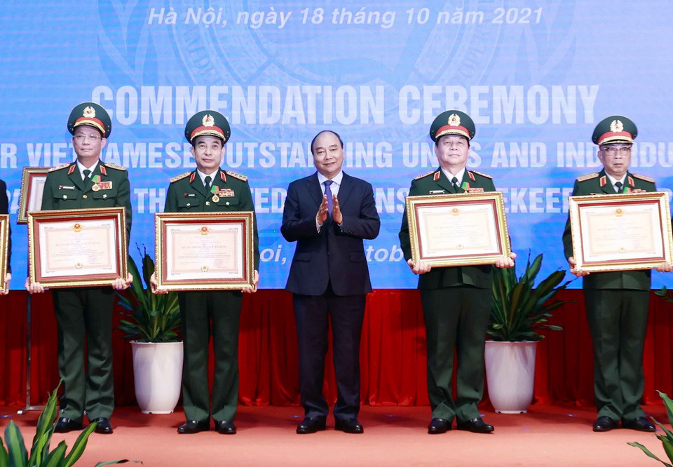  Các cá nhân nhận Huân chương Bảo vệ Tổ quốc hạng Nhất, Nhì và Huân chương Lao động hạng Ba. (Ảnh: Thống Nhất/TTXVN)