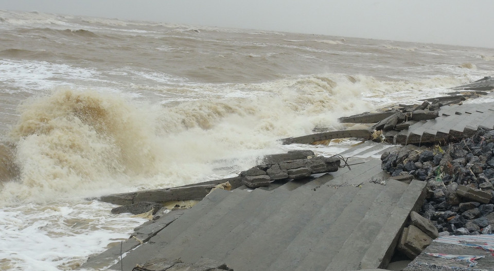  Với chiều dài hơn 800m, tuyến kè biển Nhật Lệ, thuộc xã Quang Phú, thành phố Đồng Hới, tỉnh Quảng Bình được đầu tư xây dựng nhằm gia cố, bảo vệ tuyến đường du lịch ven biển Nhật Lệ. (Ảnh: Đức Thọ/TTXVN)