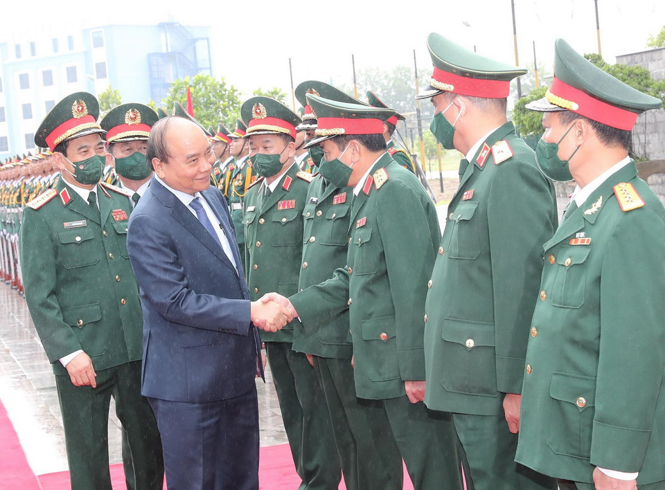 Các đại biểu chào đón Chủ tịch nước Nguyễn Xuân Phúc đến dự buổi lễ. (Ảnh: Trọng Đức/TTXVN)