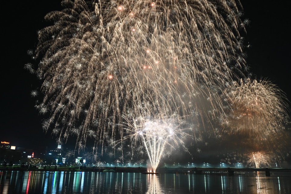  Màn trình diễn pháo hoa đón Năm mới tại Abidjan, Côte d’Ivoire, ngày 1/1/2023. (Ảnh: AFP/TTXVN)