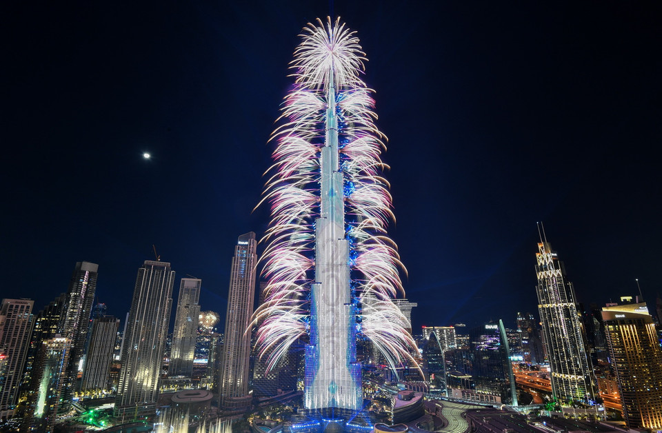  Màn trình diễn pháo hoa đón Năm mới tại tháp Burj Khalifa ở Dubai, UAE, ngày 31/12/2022. (Ảnh: AFP/TTXVN)